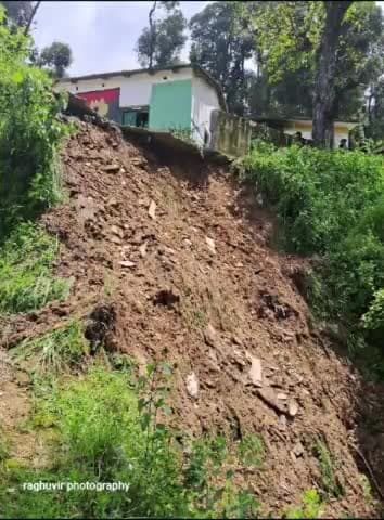 देवाल: राजकीय इंटर कालेज सवाड का भवन खतरे की जद में कभी भी हो सकता है धरासाई पीटीए अध्यक्ष सोबन सिंह खत्री ने सीएम को भेजा ज्ञा