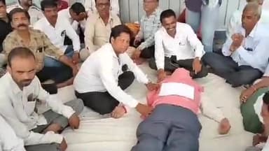 मंदसौर: महू नीमच मार्ग जिला सरकारी बैंक के बाहर सहकारिता विभाग के कर्मचारियों ने अनिश्चित हड़ताल के दूसरे दिन किया विरोध