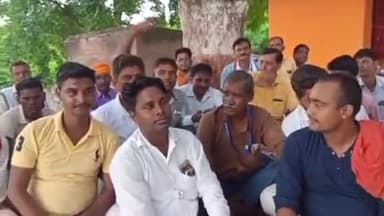 बक्सर: किला मैदान के समीप पशु टीका कर्मियों ने मांगों के समर्थन में दिया धरना