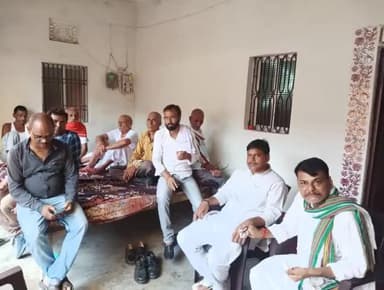 इटाढी प्रखंड के औड़ी ग्राम में सुमेश्वर नाथ तिवारी जी के यहां आयोजित भोज में शामिल हुए।