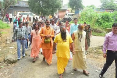 धार: गढ़ कालिका मंदिर परिसर में नगर पालिका द्वारा मेरी माटी मेरा देश कार्यक्रम हुआ संपन्न सांसद विधायक कलेक्टर सहित अन्य लोग