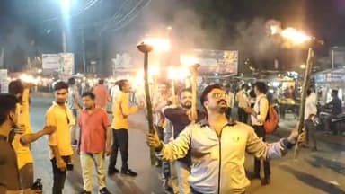 मंदसौर: नेहरू बस स्टैंड बड़े बालाजी मंदिर से अखंड भारत संकल्प दिवस के उपलक्ष्य में बजरंग दल द्वारा निकाली गई मशाल यात्रा