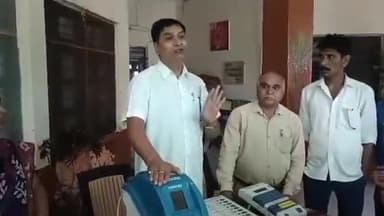 इटारसी: सरस्वती स्कूल में बूथ क्रमांक 186 187 188 पर ईवीएम मशीन डेमो दिखाया गया, भाजपा नगर मंडल अध्यक्ष जोगिंदर सिंह रहे मौजूद