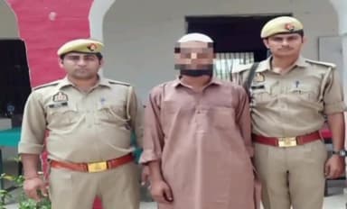 धामपुर: शेरकोट पुलिस ने इमामबाड़ा निवासी फरमान नाम के वारंटी अभियुक्त को गिरफ्तार कर कोर्ट मे किया पेश।