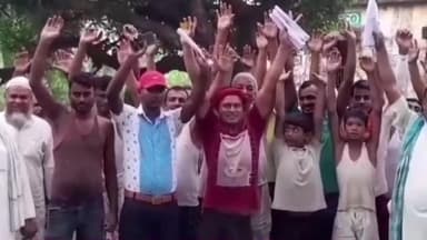 नौतन: जर्जर सड़क को ले जमुनिया पंचायत के वार्ड नंबर 7 के ग्रामीणों ने किया प्रदर्शन जताया विरोध किया प्रदर्शन