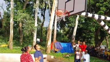 हज़ारीबाग: सीएसआर फंड से झील परिसर में तैयार बास्केटबॉल कोर्ट का उप विकास आयुक्त ने किया उद्घाटन