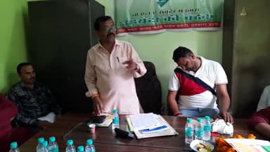 मुड़वारा कटनी ब्लॉक कांग्रेस की बैठक को संबोधित करते हुए