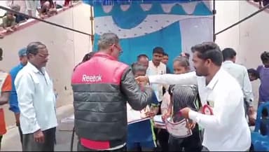 ಮುಂಡರಗಿ: ಪಟ್ಟಣದಲ್ಲಿ ಬಾಗೇವಾಡಿ ವಲಯ ಮಟ್ಟದ ಕ್ರೀಡಾಕೂಟದಲ್ಲಿ ವಿಜೇತ ವಿದ್ಯಾರ್ಥಿನಿಯರಿಗೆ ಬಹುಮಾನ ವಿತರಣೆ