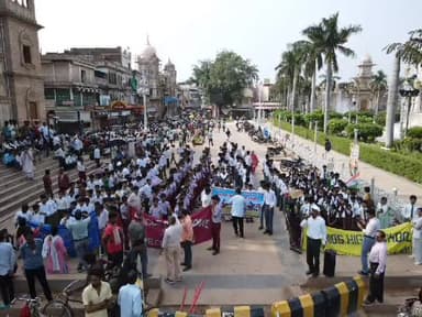 ग्वालियर गिर्द: ऐतिहासिक महाराज बाड़े पर मानव श्रृंखला बनाकर किया मतदाताओं को जागरुक