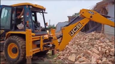 जमुई: सेवा पंचायत के मिडिल स्कूल ऊपर सेवा के खंडहर मकान को शिक्षा विभाग के आदर्श पर जेसीबी मशीन लगाकर तोड़ा गया