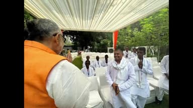 बेगूसराय: बेगूसराय के 11 मनरेगा मजदूरों को दिल्ली में स्थानीय सांसद सह केंद्रीय मंत्री गिरिराज सिंह ने किया सम्मानित