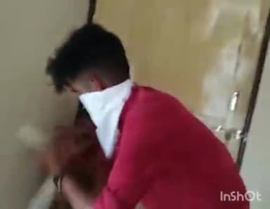 टीकमगढ़: टीकमगढ़ शहर की भगत नगर कॉलोनी में एक व्यक्ति के साथ लोगों ने की मारपीट वायरल हुआ वीडियो