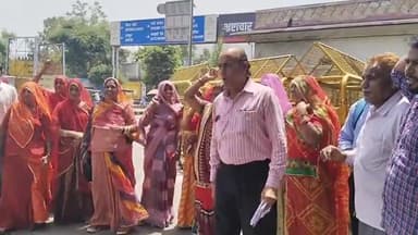 अजमेर: लोहागल रोड स्थित कृष्णा विहार कॉलोनी के क्षेत्रवासी पहुंचे जिला कलेक्ट्रेट, नल कनेक्शन की मांग को लेकर सौंपा ज्ञापन