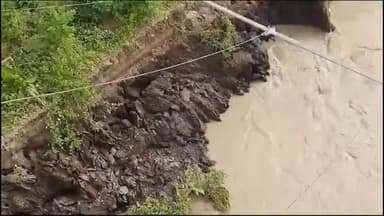 देवप्रयाग: रामझूला पुल के एबटमेंट का सुरक्षा पुस्ता ढहा, PWD के अधिकारियों ने मौके पर पहुंचकर की जांच पड़ताल