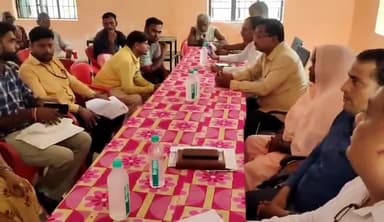 मोहनलालगंज: मगहुआं गांव में आयोजित जन चौपाल में अधिकारियों ने ग्राम प्रधान व सचिव की उपस्थिति में की जनसुनवाई