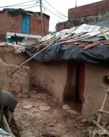 करही गांव निवासी युवक ने कच्ची झोपड़ी में निवास के वीडियो सोशल मीडिया पर किए वायरल बोला सरकार दे PM आवास