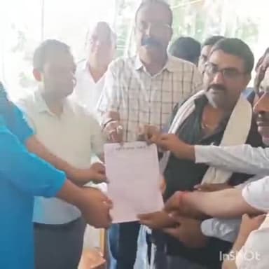कलेर: कलेर में हड़ताल के दरम्यान मुखिया संघ ने वीडियो को अपनी मांगों से संबंधित सौंपे ज्ञापन