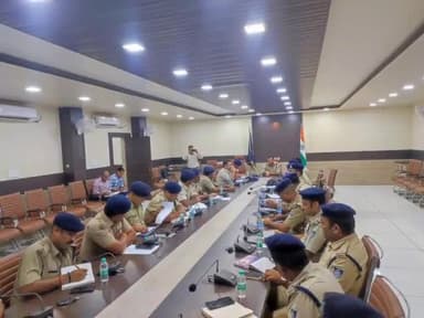 सिंगरौली: आगामी विधानसभा चुनाव को लेकर एसपी के द्वारा एसपी ऑफिस में बैठक की गई आयोजित सभी थाना प्रभारी व चौकी प्रभारी रहे उपस्थित