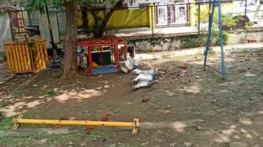 नौगांव: वार्ड न. 06 पार्क में बच्चो के झूलों की हालत 😏 बहुत खराब है #नौगांव नगर पालिका