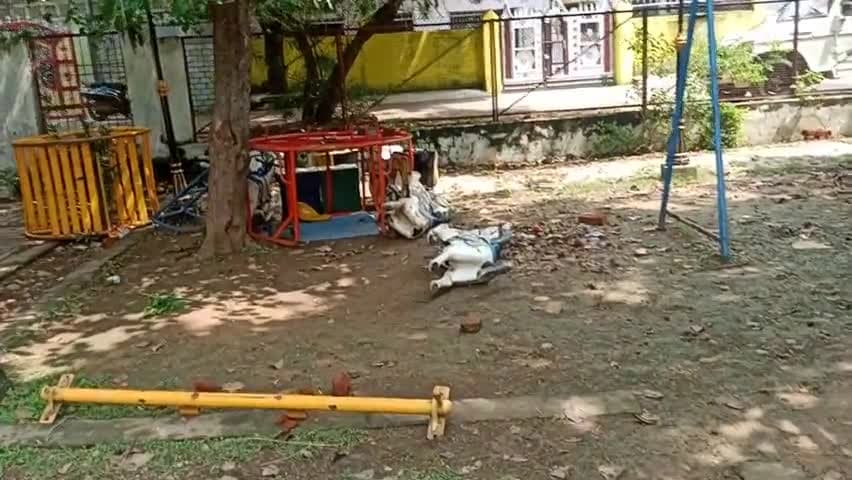 नौगांव: वार्ड न. 06 पार्क में बच्चो के झूलों की हालत 😏 बहुत खराब है #नौगांव नगर पालिका