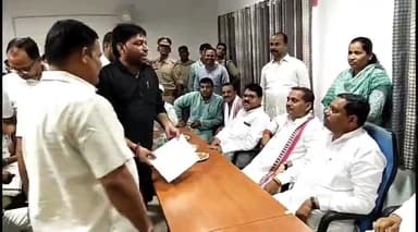 इटावा: सदर इलाके में नगरपालिका सभासदो ने नगरपालिका अध्यक्ष पति पर आरोप लगाते हुए भाजपा सांसद को दिया ज्ञापन