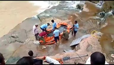 वगदरा थाना गढ़वा पिकनिक मनाने गया युवक की मिली लाश एसडीआरएफ की टीम ने सर्च ऑपरेशन कर शव को ढूंढ निकाला