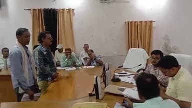 डलमऊ: डलमऊ तहसील सभागार में उपजिलाधिकारी डलमऊ अभिषेक वर्मा की अध्यक्षता में संपूर्ण समाधान दिवस हुआ आयोजित