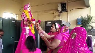 दौसा: नगर परिषद दौसा में सभापति ममता चौधरी ने की तीज की पूजा अर्चना, तीज माता की सवारी को किया रवाना