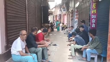 करगहर: जीएसटी के अधिकारियों के आने की अफवाह पर करगहर सहित अन्य बाजारों के दुकानों की शटर रही बंद