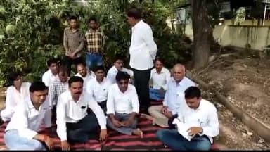 पीपलदा: इटावा SDM की कार्यप्रणाली के विरोध में दूसरे दिन भी अभिभाषक परिषद का धरना रहा जारी, एसडीएम पर कार्रवाई करने की मांग की