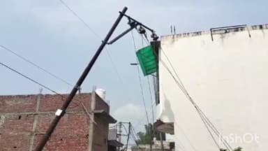 खतौली: जमुना वीहार में हाई टेंशन लाइन का विद्युत पोल अचानक छत पर गिरा मचा, हड़कंप कॉलोनी वासी धरने पर बैठे