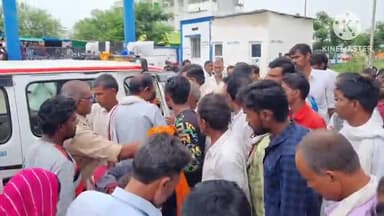 आगर: आगर जिला अस्पताल के गेट पर एक 04 वर्षीय लाबालिग बच्चे के उपर ने निकल गई एंबुलेंस, जिला अस्पताल में ही कराया भर्ती