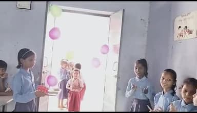 आंगनबाड़ी से प्रथम क्लास में नामांकन के बाद तिलक लगाती, आरती दिखाकर फुलमाला से स्वागत करती शिक्षिका रशमी कुमारी