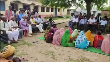 गौरिहार: ग्राम महोई खुर्द गौहानी  महोई कला कितपुरा और गहबरा में वोटर लिस्ट में नाम जोड़ने मतदान जागरूक के लिए sdm ने लगाई चोपाल