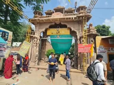 आज मां बगलामुखी पीताम्बरी माई, दतिया के दर्शन करने का अवसर मिला, अपनी व आपकी तरफ से सपरिवार सुख समृद्धि की कामना की।