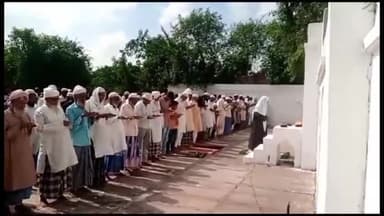 शाहगंज: मनेछा गाँव स्थित ईदगाह पर बारिश के लिए दूसरे दिन अदा की गई नमाज-ए-इस्तिष्का,देश में अमन शांति के लिए पढ़ी गई विशेष नमाज