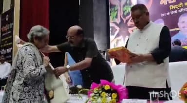 देहरादून: स्वतंत्रता संग्राम सेनानी एवं वीरों के परिजनों को नगर निगम टाउन हॉल में किया गया सम्मानित