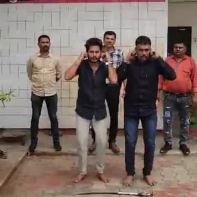 મણિનગર: બાપુનગરમાં આતંક ફેલાવનારાઓન પોલીસે ઉઠકબેઠક કરાવી પાઠ ભણાવ્યો