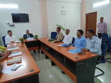 जमुई: जिला विधिक सेवा प्राधिकार कार्यालय में अध्यक्ष धर्मेंद्र कुमार की अध्यक्षता में  विभिन्न पदाधिकारी के साथ हुई बैठक