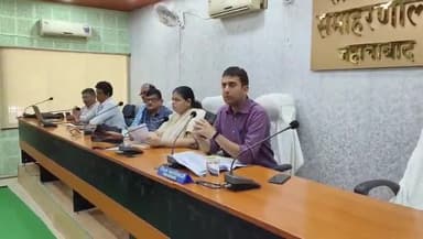 जहानाबाद: समाहरणालय के ग्राम प्लेक्स भवन में डीएम रिची पांडे ने स्वास्थ्य विभाग से जुड़े अधिकारियों के साथ की बैठक