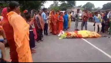 चकाई: बेला गांव में सड़क पर महिला का शव रखकर किया सड़क जाम, सड़क दुर्घटना में महिला की हुई थी मौत