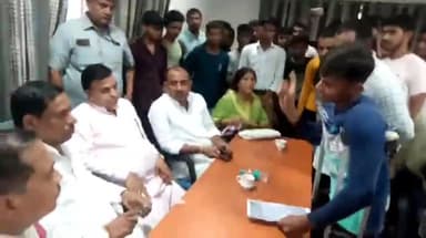 इटावा: कठेरिया छात्रावास के दर्जनों छात्रों ने सिंचाई गेस्ट हाउस में इटावा सांसद से मिलकर छात्रावास से निकाले जाने की शिकायत की