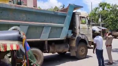 जहानाबाद: NH-83 पटना गया रोड स्थित वन क्षेत्र से अवैध रूप से पेड़ काटकर ले जा रहे एक हाइवा को वन परिषद अधिकारी ने किया जब्त