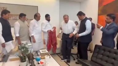 प्रसिद्ध उद्योगपती रतन टाटा यांना महाराष्ट्र शासनाचा पहिला उद्योगरत्न पुरस्कार कुलाबा येथे त्यांच्या निवासस्थानी प्रदान