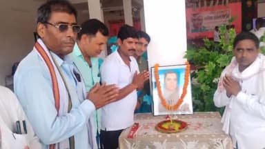 शाहगंज: खुटहन बाजार में कांग्रेसियों ने मनाया पूर्व प्रधानमंत्री राजीव गांधी का जन्मदिन