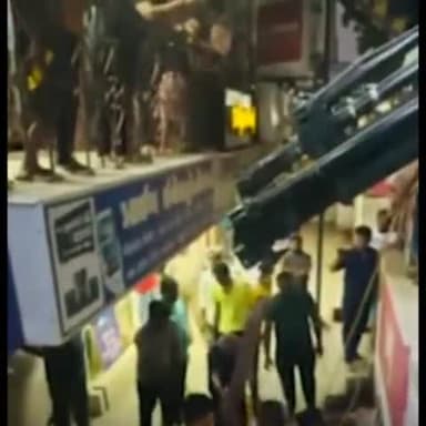 મણિનગર: અમદાવાદના મણિનગર રેલવે ફાટક પાસે યસ કોમ્પ્લેક્સના ભોંયરામાં ગાય ફસાઈ,ગાયને ક્રેનની મદદથી બહાર કાઢી