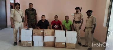 लखीसराय: उत्पाद विभाग की पुलिस ने डीएवी स्कूल स्थित एनएच 80 के समीप पिकअप वाहन पर लदे 15 कार्टून विदेशी शराब को किया बरामद