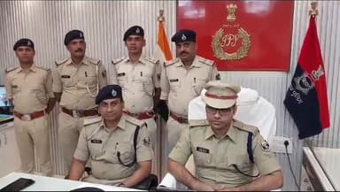 गोपालगंज: गोपालगंज पुलिस ने एसपी के निर्देश पर जिले में छापेमारी कर शराब पीने व शराब बेचने के मामले में 26 लोगों को किया गिरफ्तार