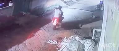 एत्मादपुर: थाना एत्माद्दौला के राधा नगर में मयूरी चालक की मयूरी से 2 बैटरी हुई चोरी जिसका सीसीटीवी वीडियो वायरल हुआ है