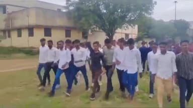 अलवर: छात्र संघ चुनाव को लेकर छात्र नेताओं में आक्रोश रैली निकालकर किया बाबू शोभा राम कॉलेज के गेट पर किया धरना प्रदर्शन